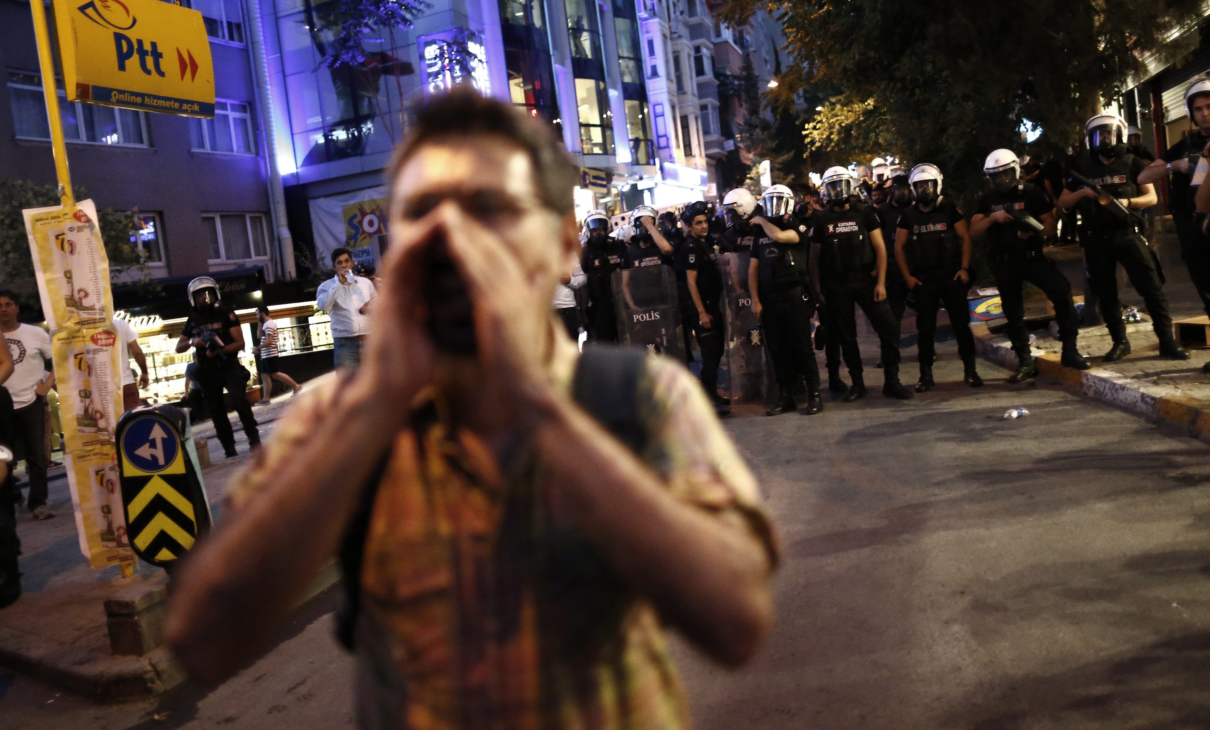 Ερντογάν: Λυπηρή η έφοδος ισλαμιστών σε δισκοπωλείο, αλλά κι οι άλλοι έπιναν…