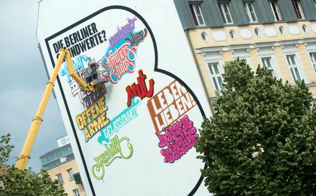 Γερμανία: «Χέρι-Χέρι» κατά του ρατσισμού χιλιάδες πολίτες στους δρόμους