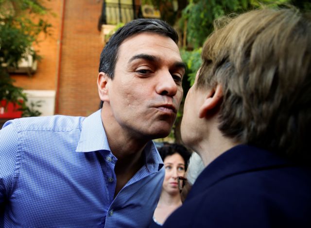 Ισπανία: Ο ηγέτης των σοσιαλιστών σε μια χειρονομία που συζητήθηκε