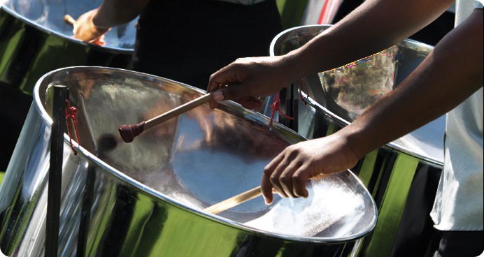 Oι μουσικοί της Real Steel Band στην Αθήνα