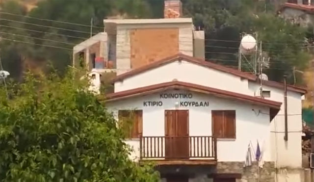 Κοντά σε σπίτια η φωτιά στην Κύπρο, σε ετοιμότητα και η δύναμη του ΟΗΕ