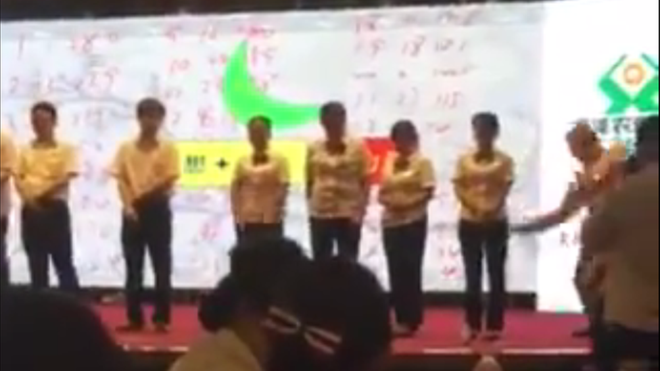 Βίντεο δείχνει εκπαιδευτή να δίνει ξυλιές σε υπαλλήλους στην Κίνα