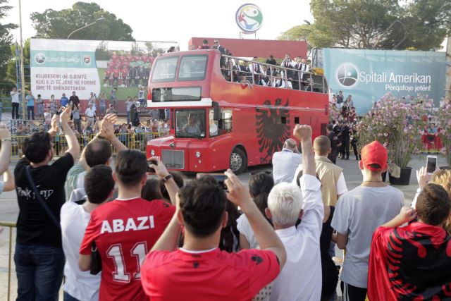 Υποδοχή ηρώων για τους Αλβανούς παρά τον αποκλεισμό