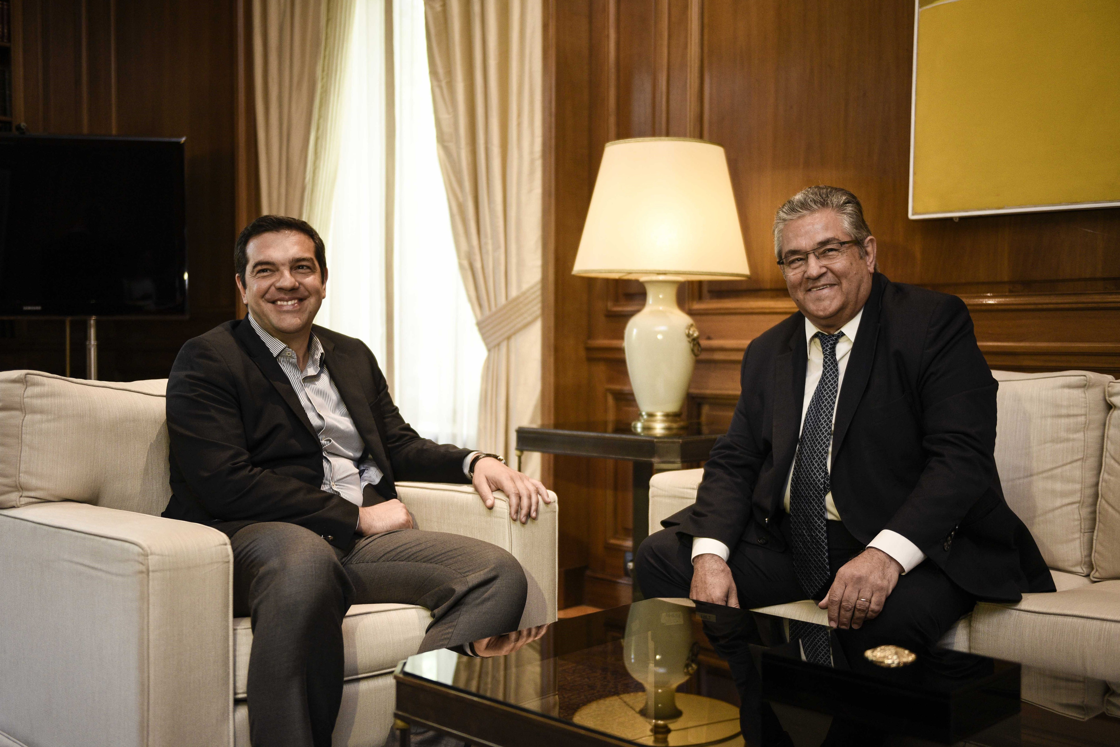 Κόντρα ΚΚΕ – Μαξίμου για αναφορές Τσίπρα στη συνάντηση με Κουτσούμπα