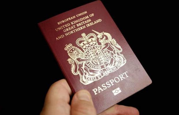 Ραγδαία πτώση της αξίας (και) του βρετανικού διαβατηρίου