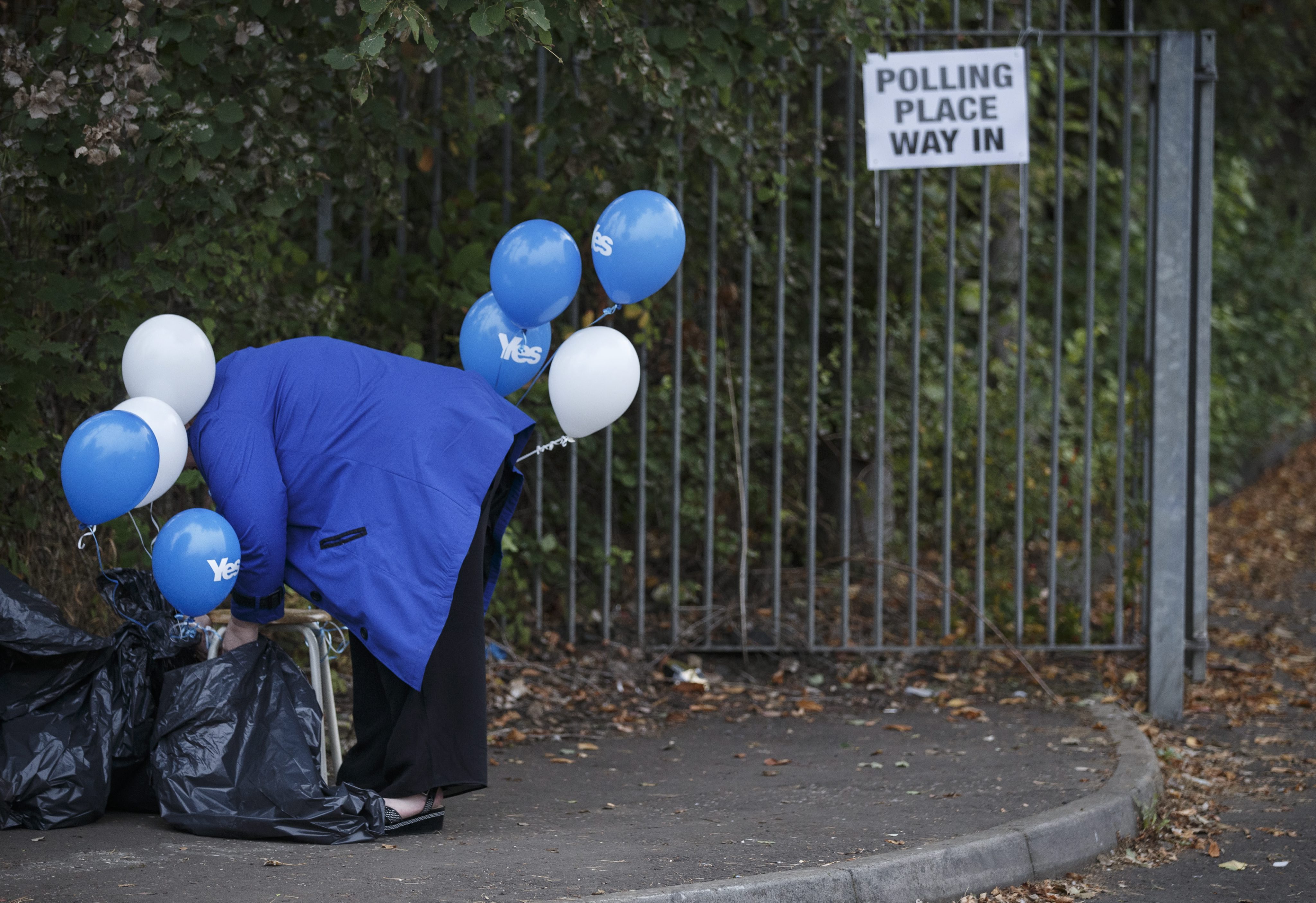 Οι Σκώτοι δηλώνουν Ευρωπαίοι και κρατούν στο τραπέζι το δημοψήφισμα