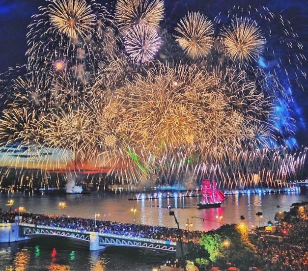 Ρωσία: Οι μαθητές τέλειωσαν το σχολείο και χρωμάτισαν τον ουρανό