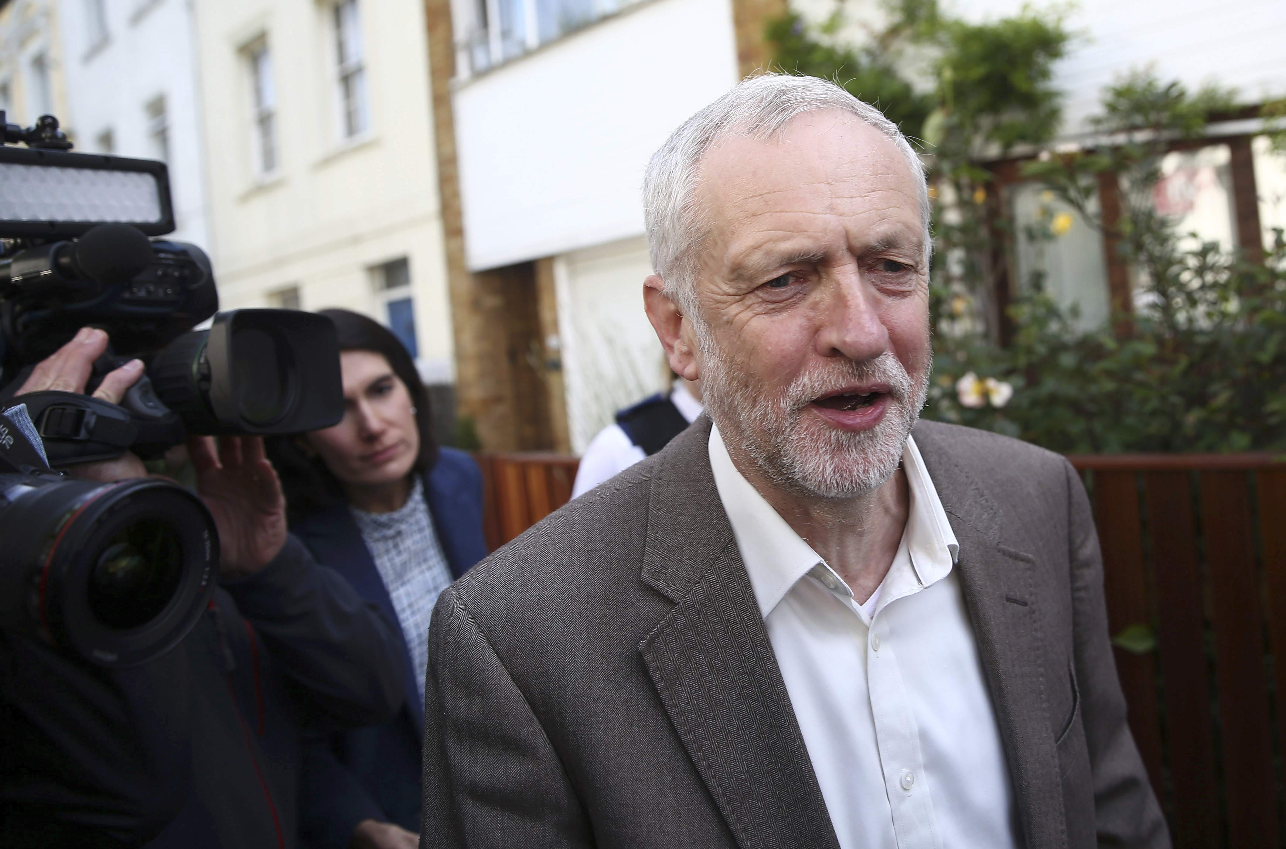 Ο Κόρμπιν χάνει την ψήφο εμπιστοσύνης, αλλά αρνείται να παραιτηθεί