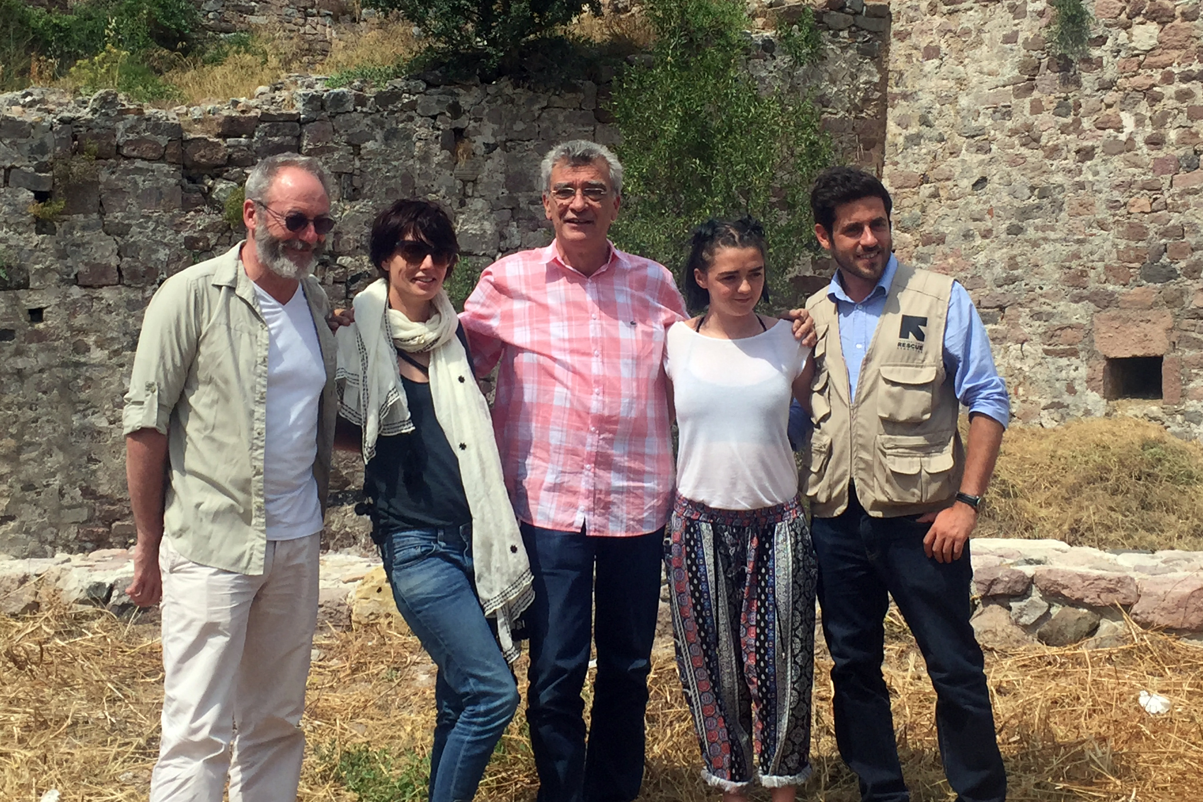 Σε καταυλισμό προσφύγων στη Λέσβο η Άρια και η Σερσέι του Game of Thrones