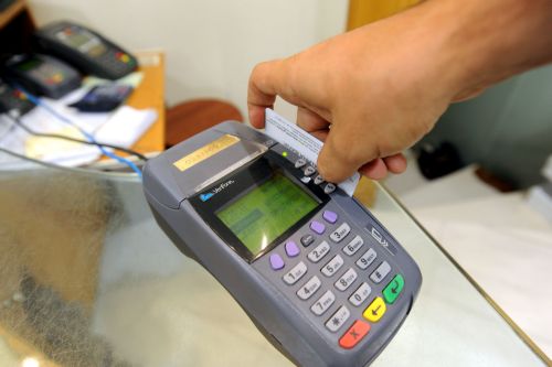 Άμεσα η σύνδεση των ηλεκτρονικών συναλλαγών με το αφορολόγητο