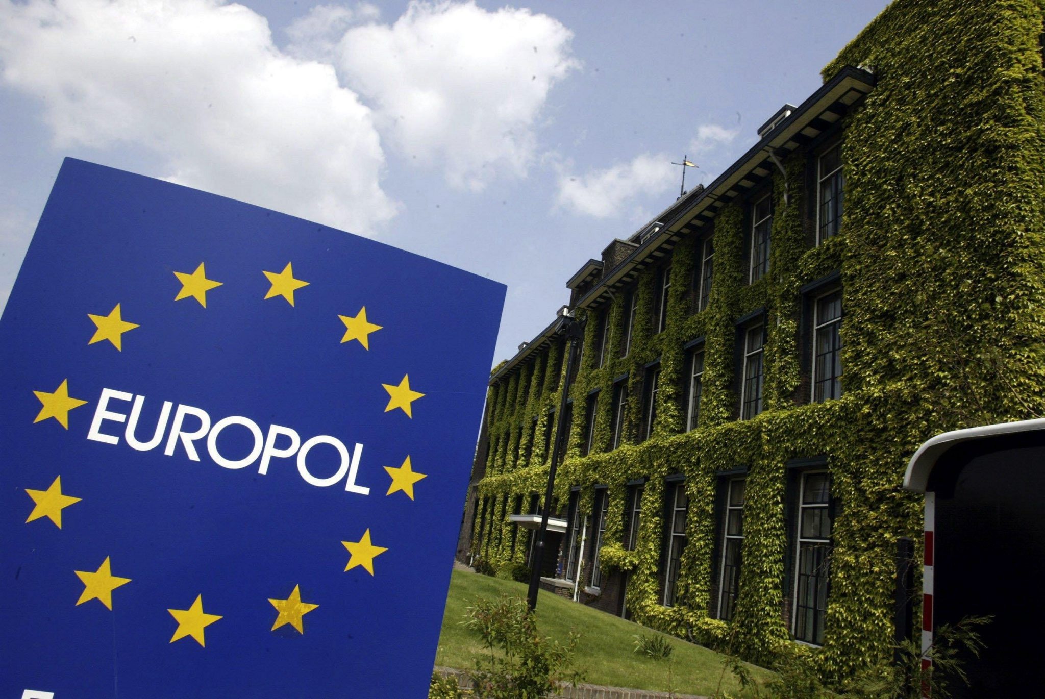 Europol: Προειδοποίηση για δράση χιλιάδων τζιχαντιστών στην Ευρώπη