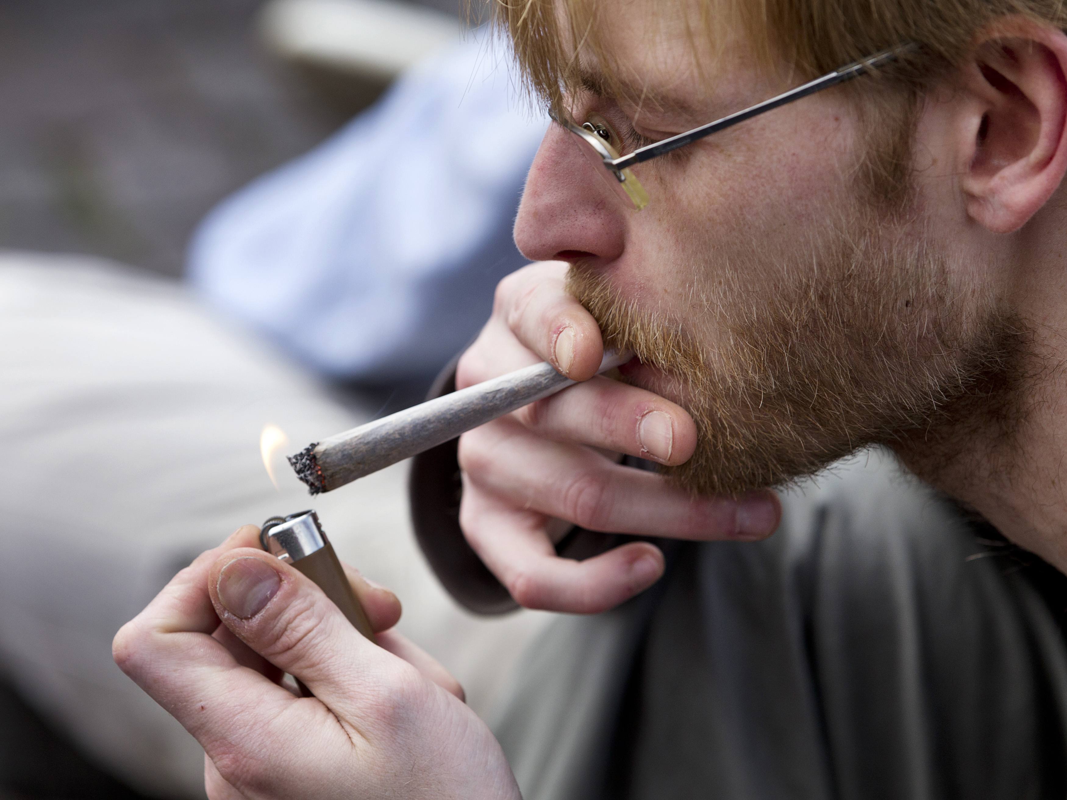 Μην ανακατεύετε καπνό και ινδική κάνναβη προειδοποιούν οι επιστήμονες