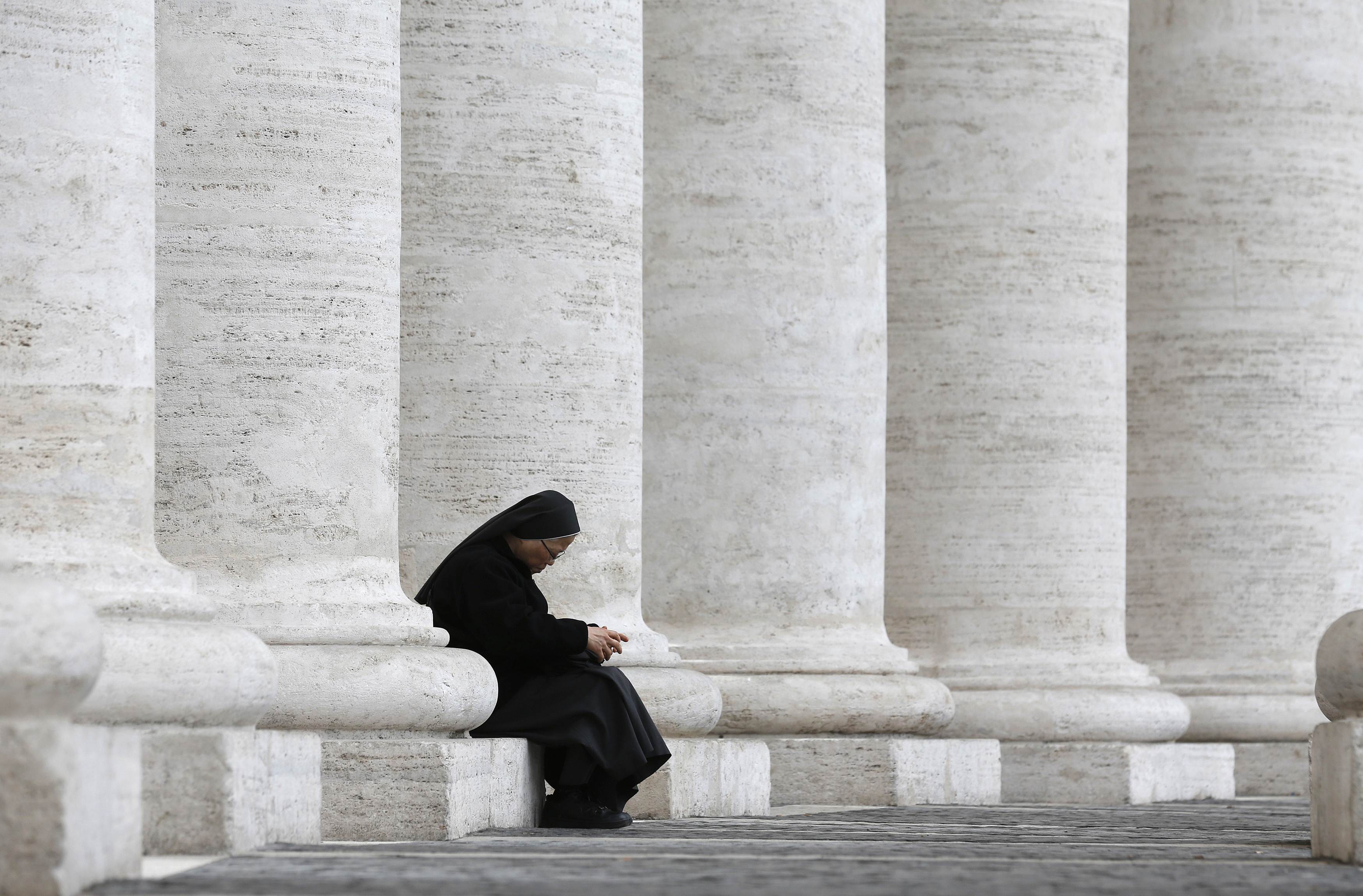 Πάπας σε καλόγριες: Μην παθαίνετε εξάρτηση με το Facebook