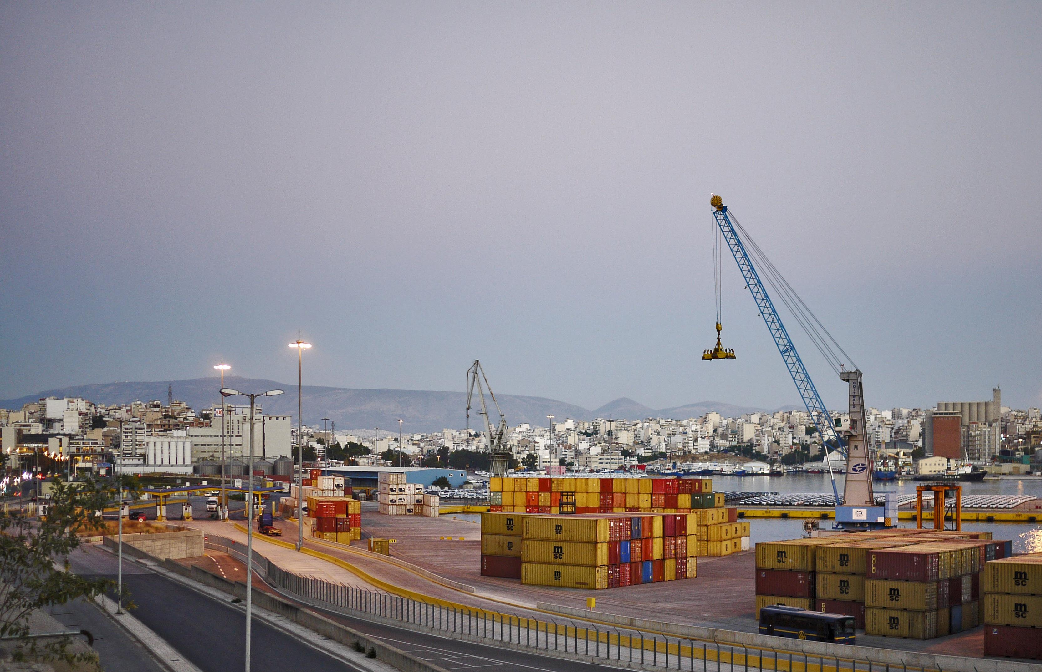 Η Cosco εγκαταλείπει τη Νάπολη για χάρη του Πειραιά