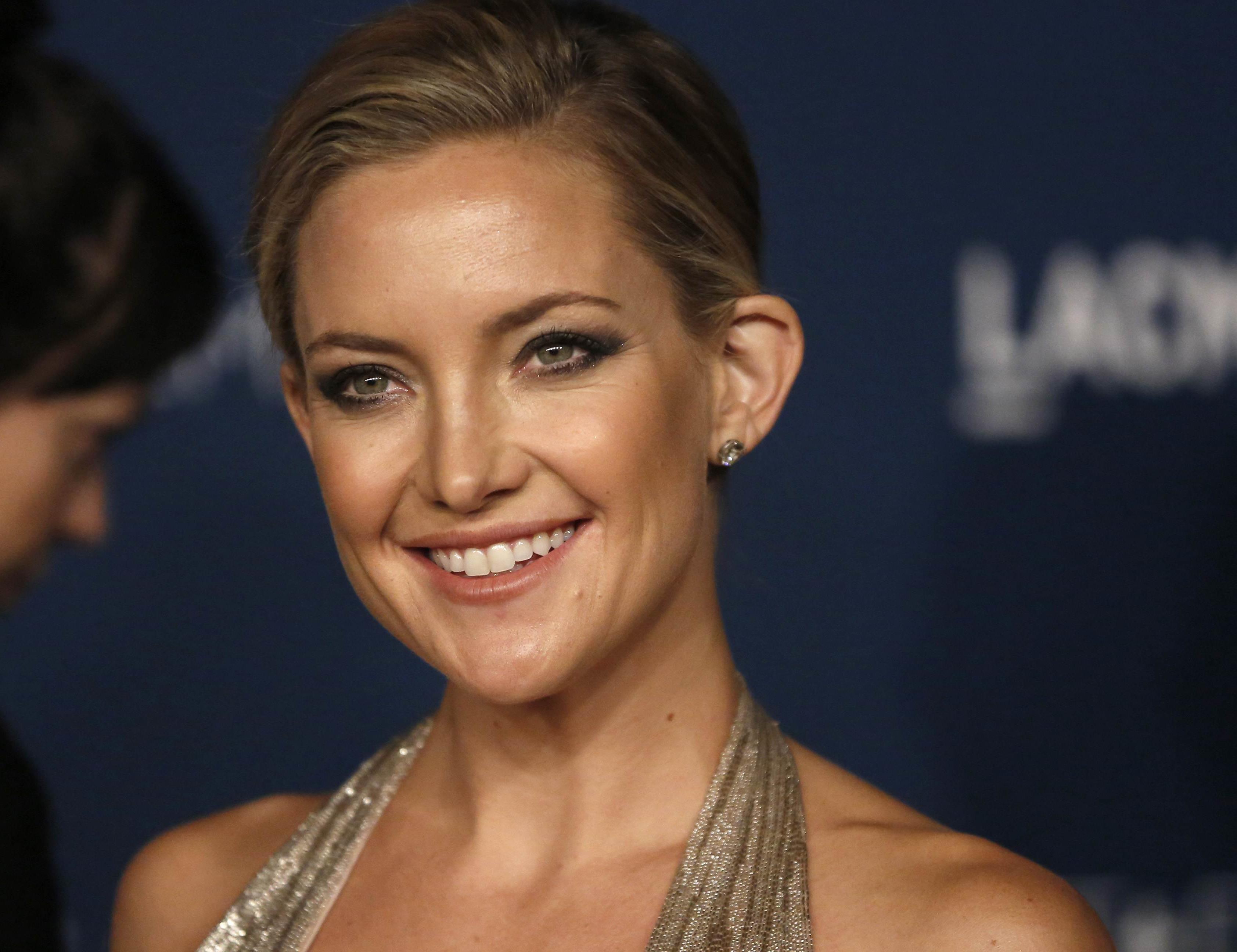 Στη Σκιάθο για διακοπές η Κέιτ Χάντσον