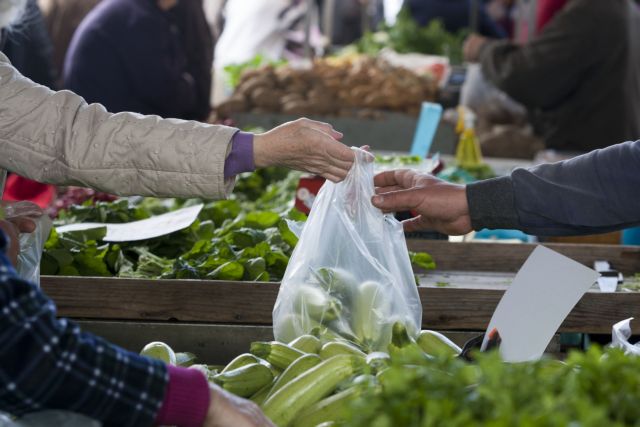 Σε κανονικό καθεστώς ΦΠΑ οι αγρότες που πωλούν προϊόντα σε λαϊκές