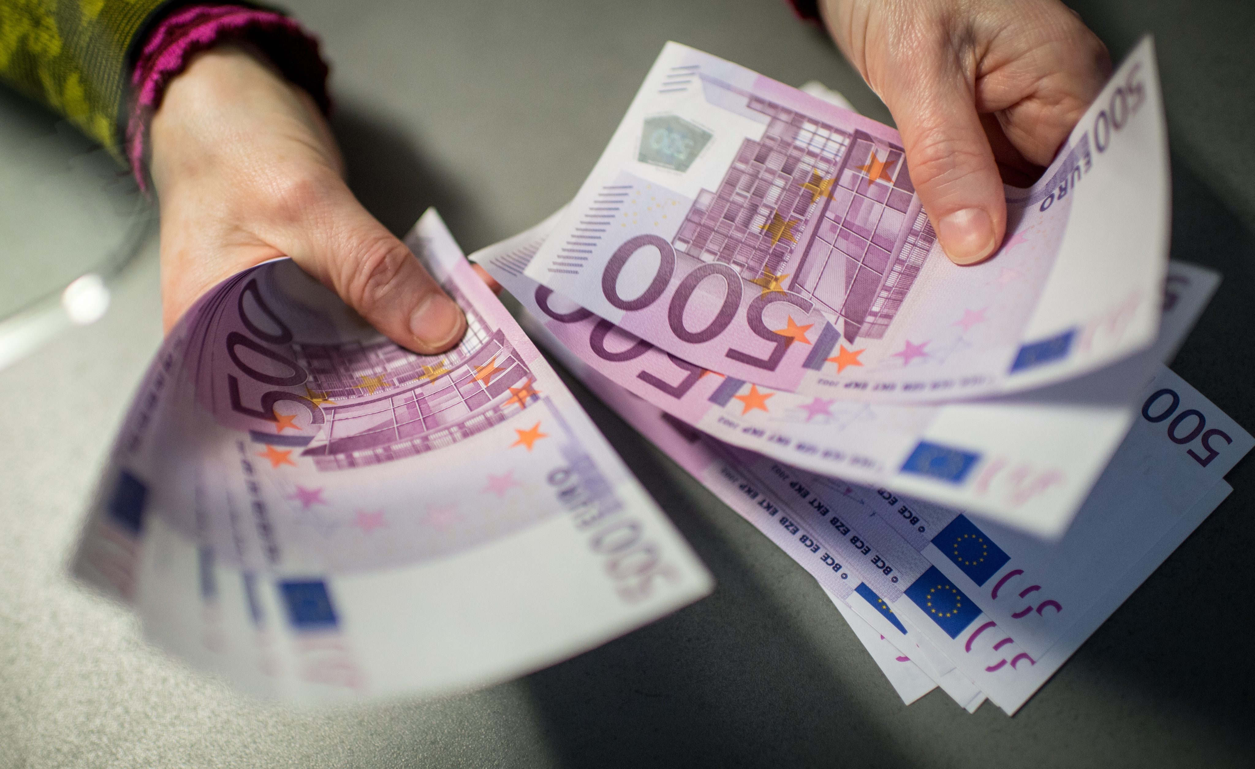 Αύξηση κατά 1,04 δισ. ευρώ των καταθέσεων στις τράπεζες τον Ιούνιο