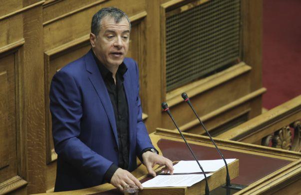 Θεοδωράκης: Με τον εκλογικό νόμο εξαγοράζουν τους 16άρηδες