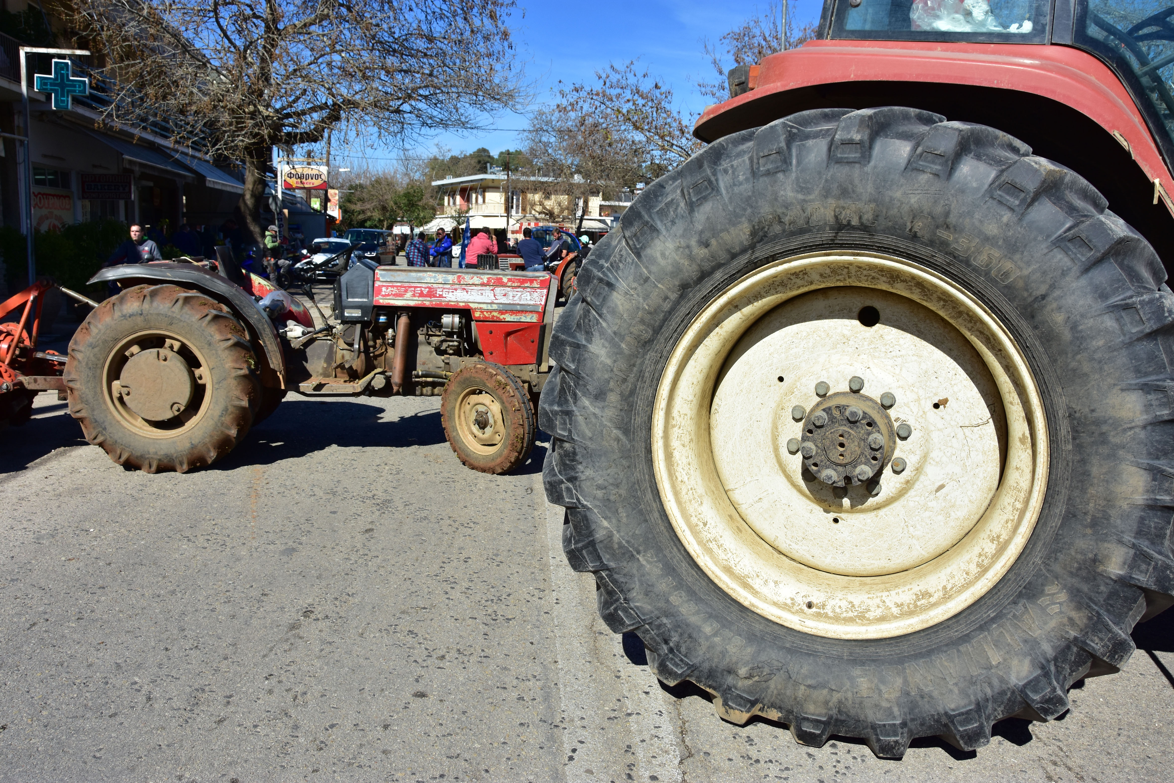 Κτηνοτρόφοι απέκλεισαν το τελωνείο των Ευζώνων