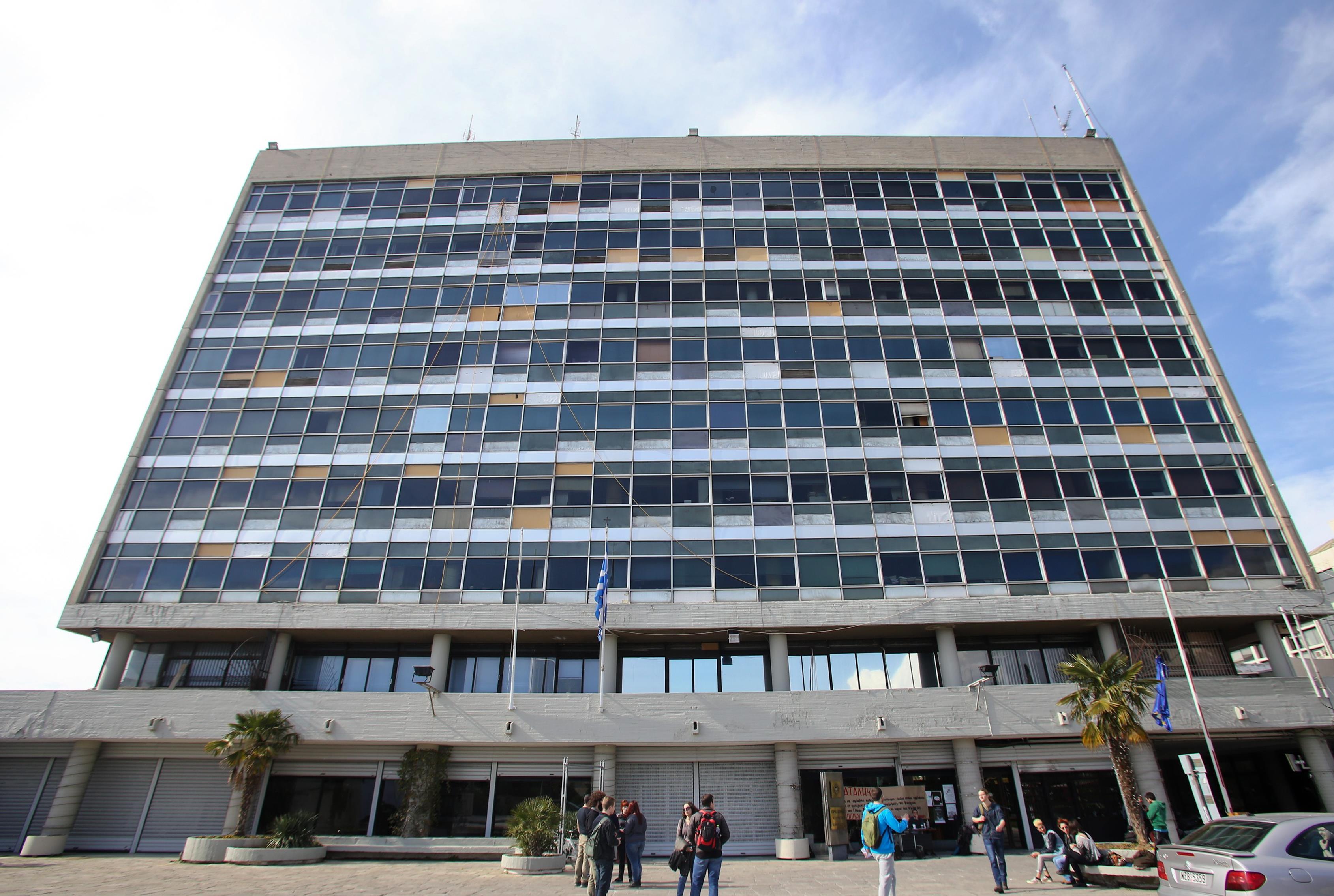 Επίθεση με μπογιές, σφυριά, πυροσβεστήρες στο ΑΠΘ