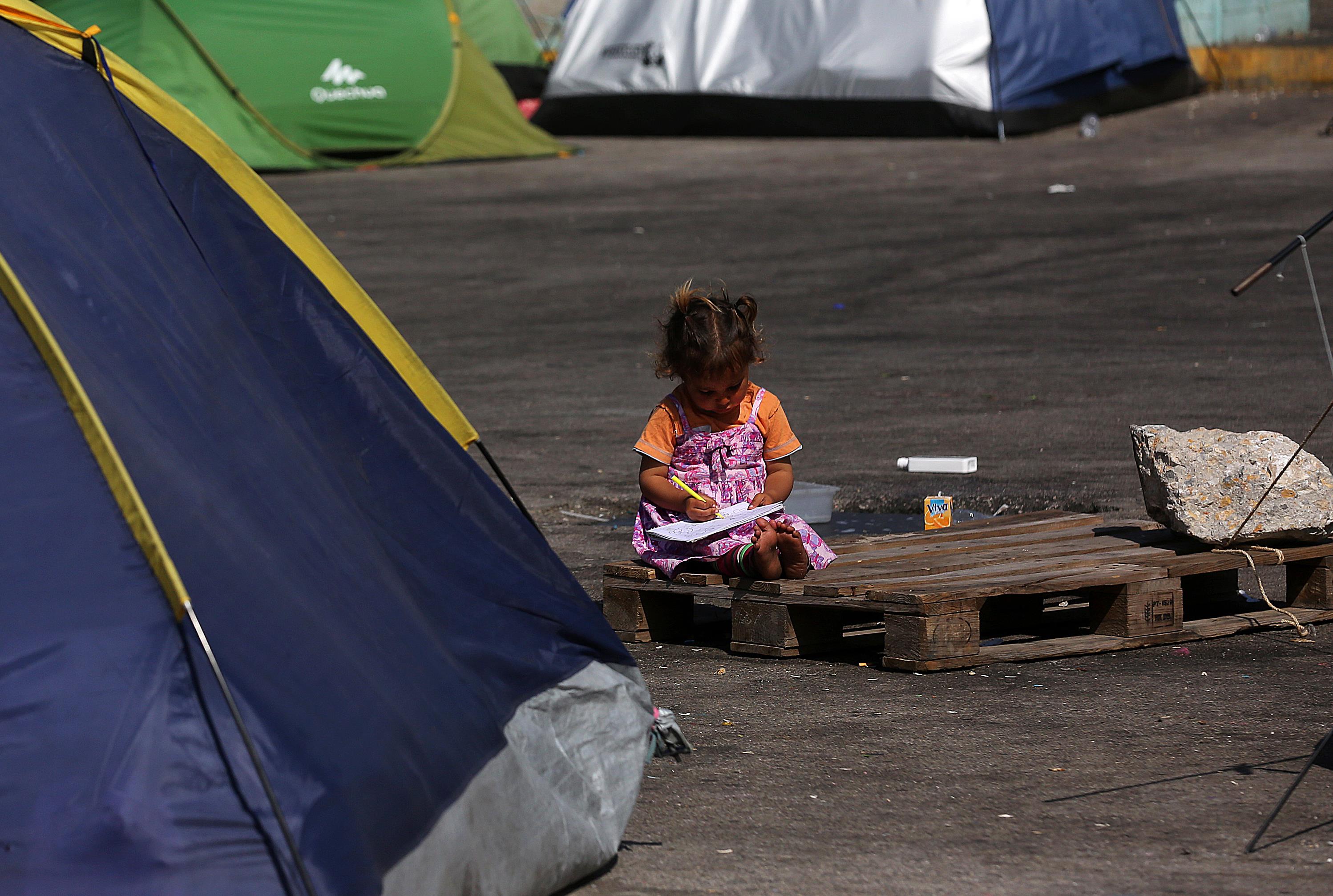 Αδειάζει από πρόσφυγες το λιμάνι του Πειραιά