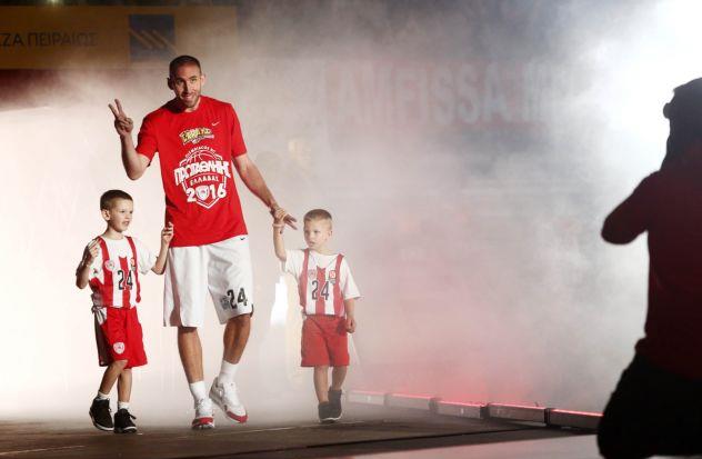 Μένει και τυπικά στον Ολυμπιακό ο Λοτζέσκι