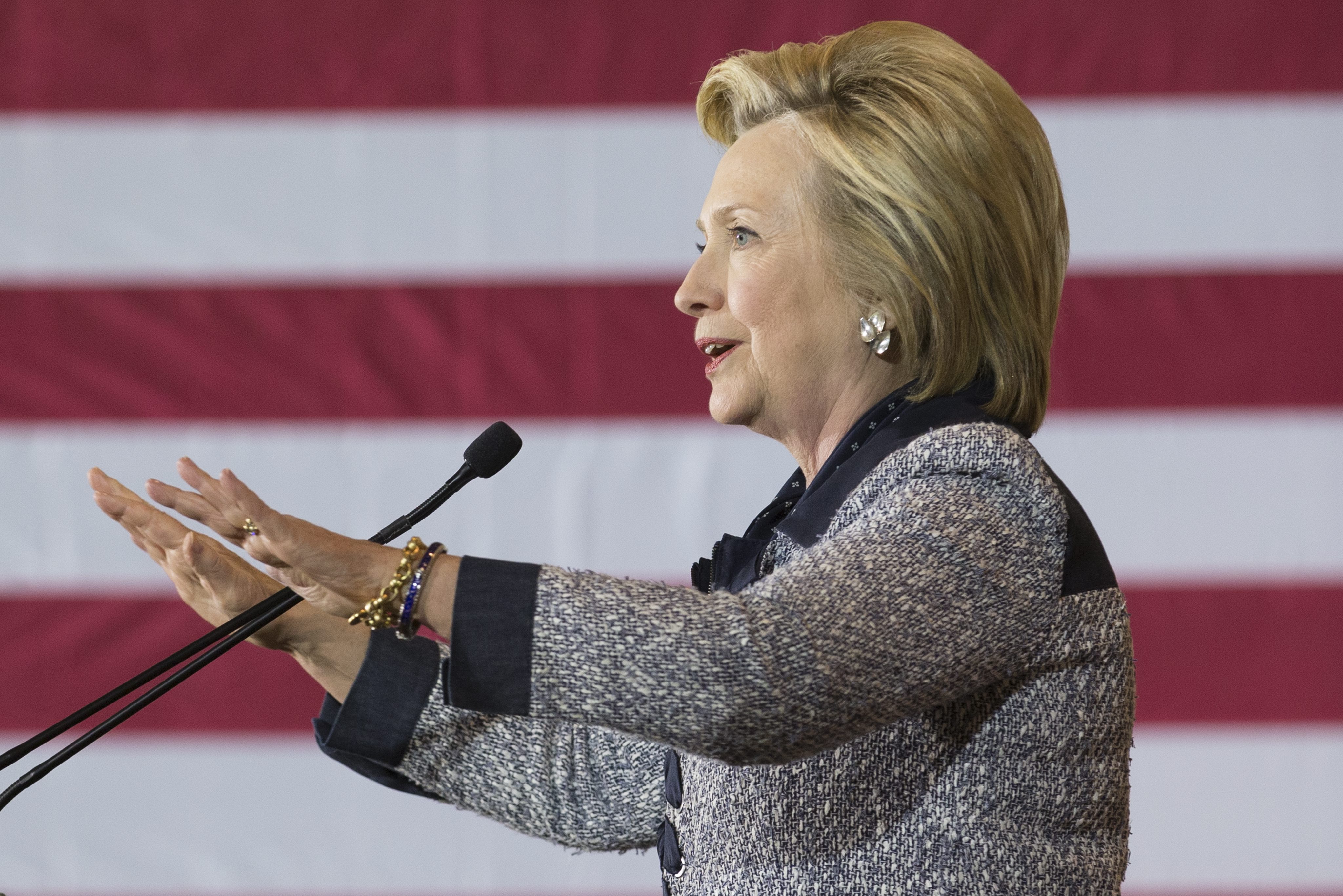 Πιο μπροστά η Κλίντον ενώ βγάζει το «μπαζούκα Ομπάμα», ωρύεται ο Τραμπ