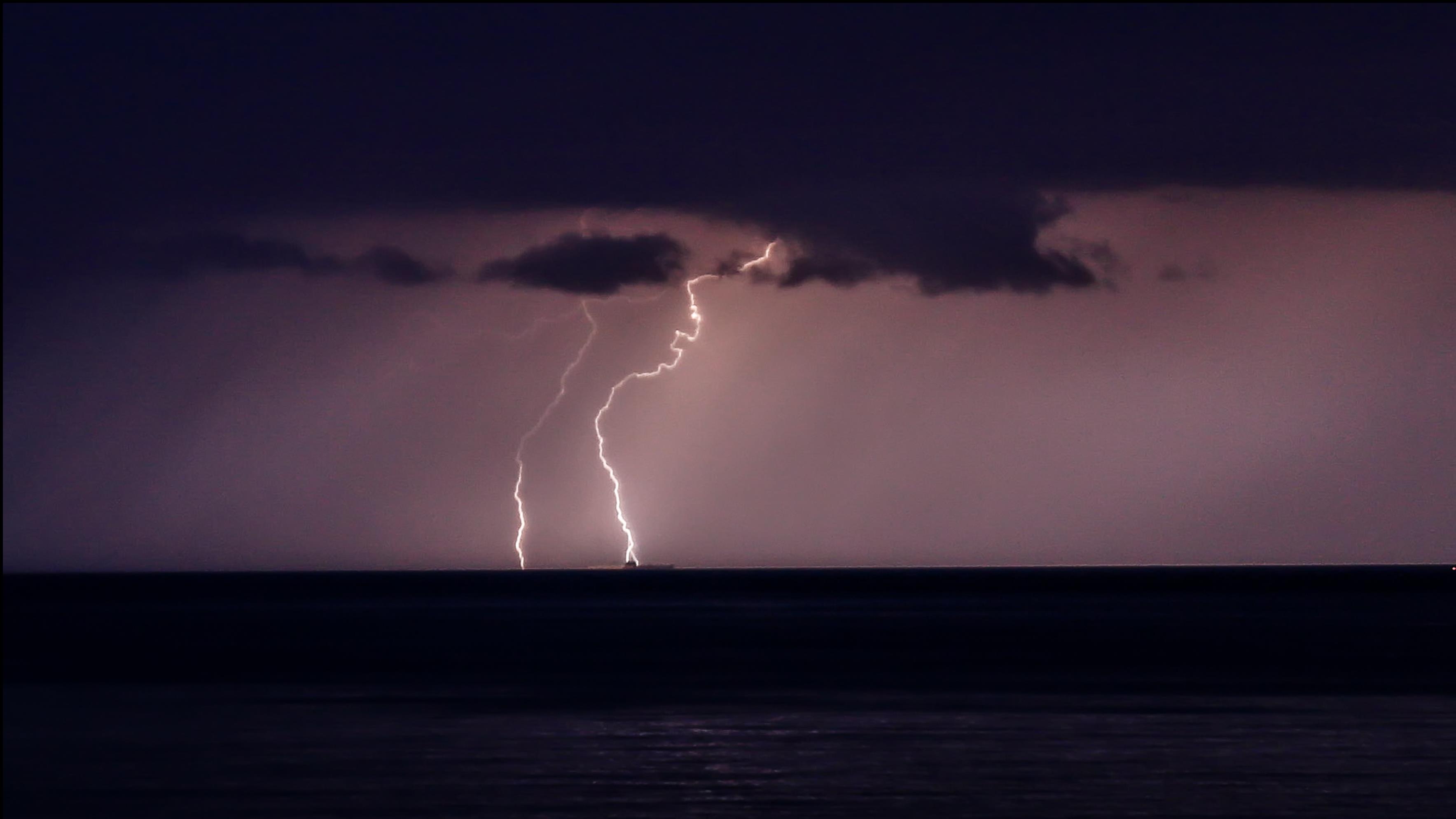 Μπουρίνι σάρωσε το Βόλο: Ποτάμια οι δρόμοι, ακινητοποιήθηκαν αυτοκίνητα