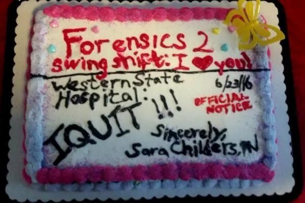 Νοσοκόμα ανακοίνωσε την παραίτησή της με μία τούρτα