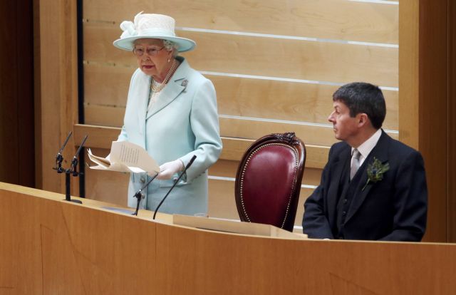 «Ψύχραιμη σκέψη» συνιστά η βασίλισσα Ελισάβετ στους πολιτικούς
