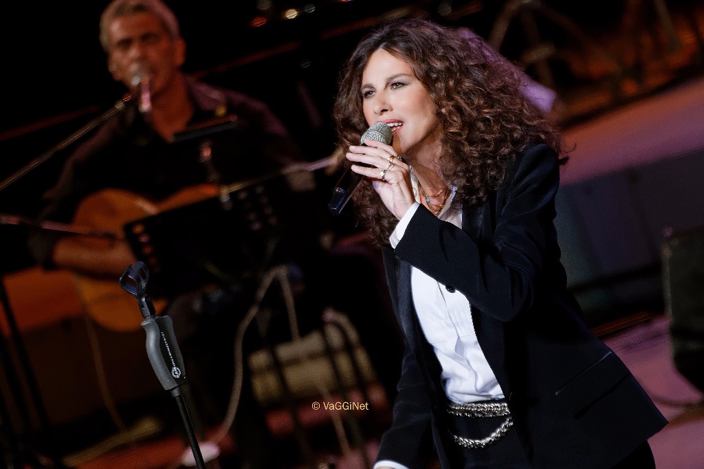 Η Ελευθερία Αρβανιτάκη ερμηνεύει μελοποιημένη ποίηση στη Δήλο