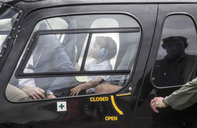 «Πιλότος» σε μαχητικό ο πρίγκιπας Γεώργιος πριν καν κλείσει τα τρία