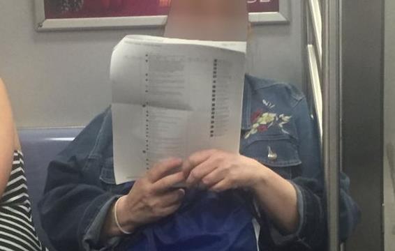 Είναι περίεργο τι διαβάζουν ορισμένοι, ταξιδεύοντας με τρένο