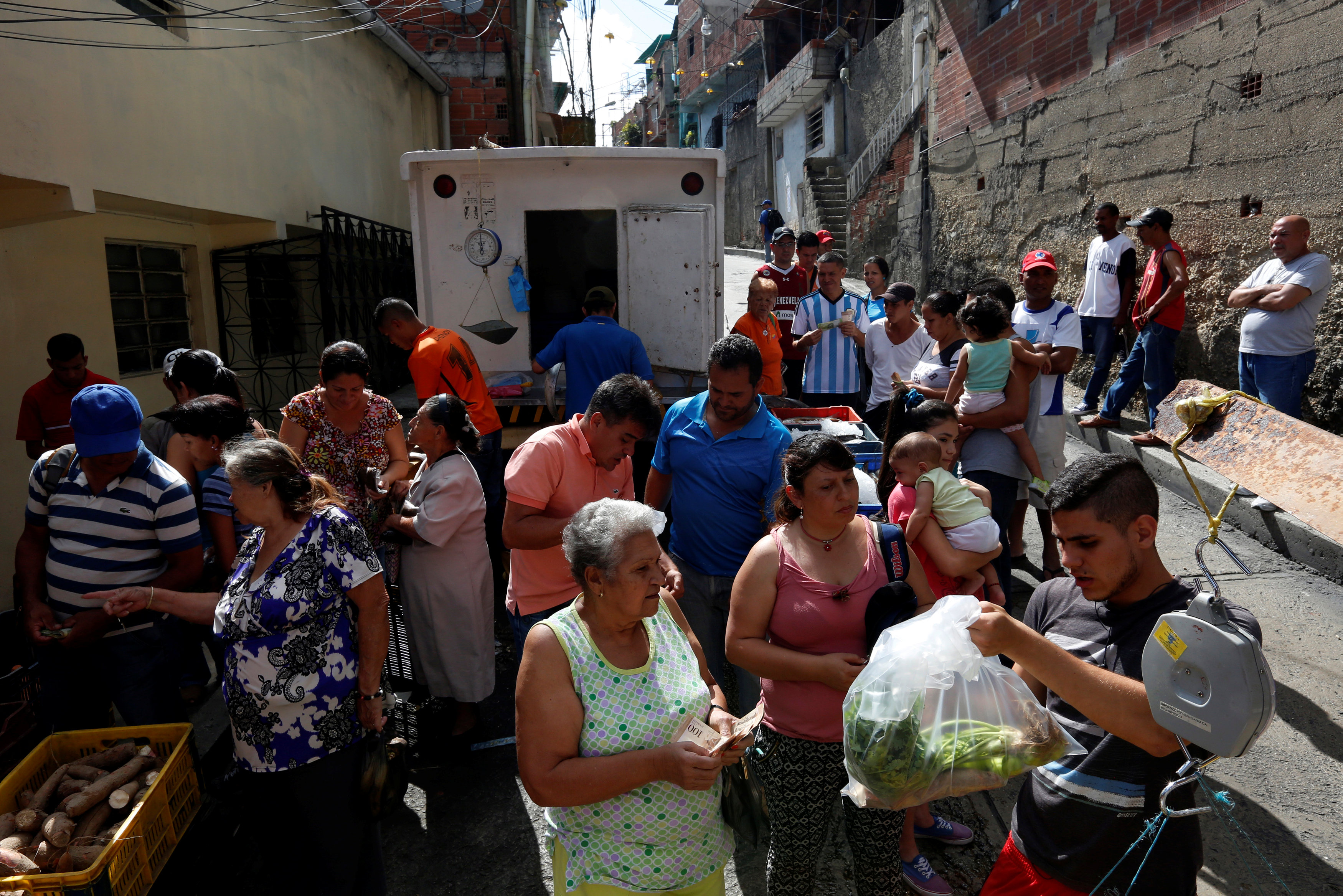 Κατά χιλιάδες από την Βενεζουέλα στην Κολομβία για λίγα τρόφιμα