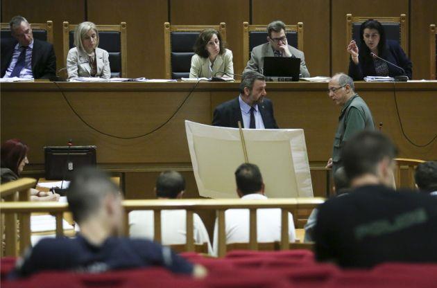 Δίκη ΧΑ: «Δεν θυμάμαι» η μονότονη απάντηση του αστυνομικού