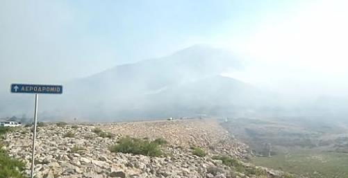 Σε ύφεση η πυρκαγιά στο Παρθένι Λέρου – Απείλησε κατοικίες και στρατόπεδο