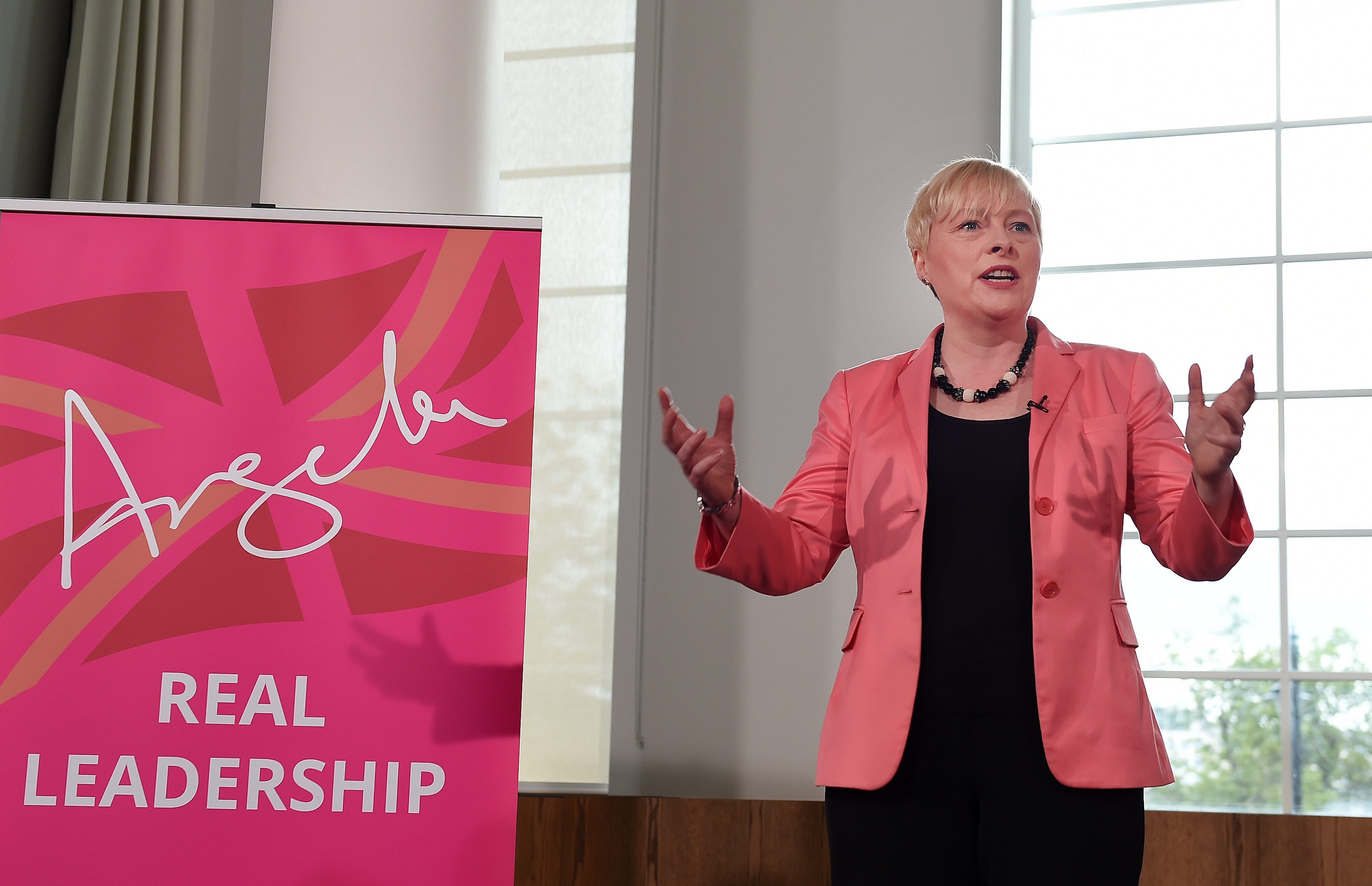 Την ηγεσία των Εργατικών διεκδικεί και επίσημα η Άντζελα Ιγκλ