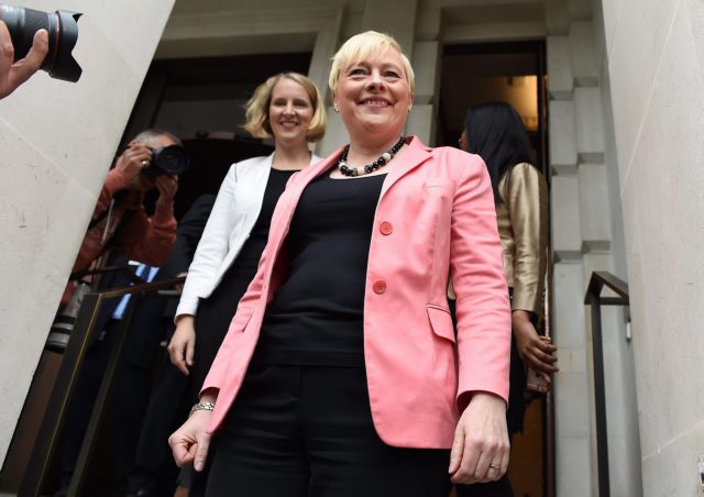 Αποσύρθηκε η Άντζελα Ιγκλ, Κόρμπιν vs Σμιθ για την ηγεσία των Εργατικών