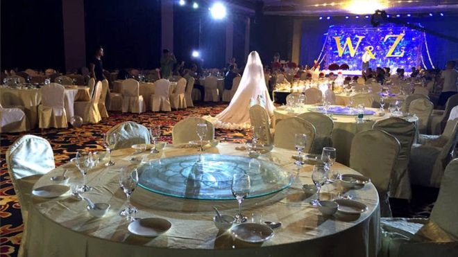 Γαμήλια δεξίωση για 300, αλλά πήγαν μόνο 10. Τι κάνουμε;