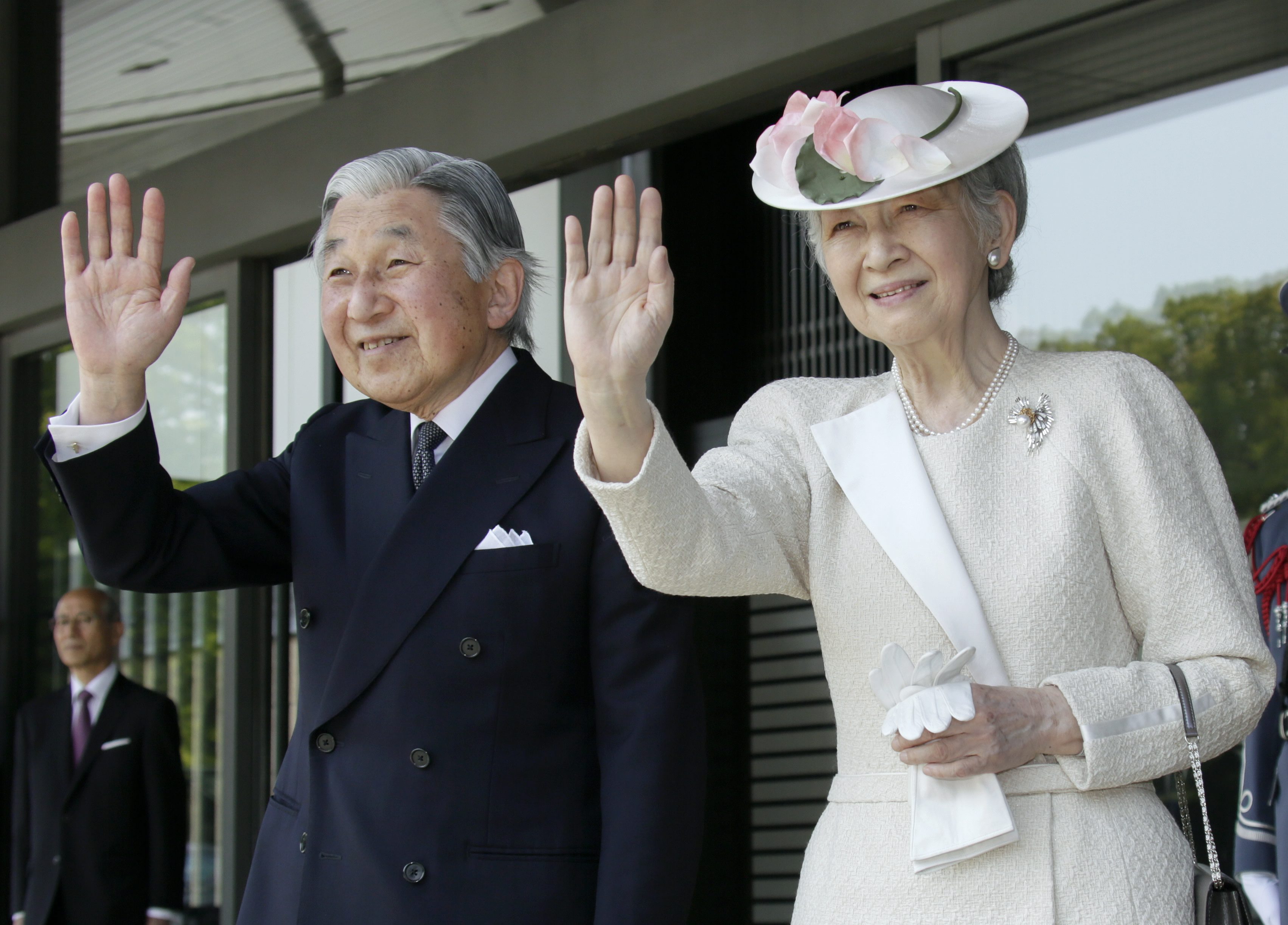 Ο αυτοκράτορας της Ιαπωνίας σκέφτεται να παραιτηθεί υπέρ του διαδόχου