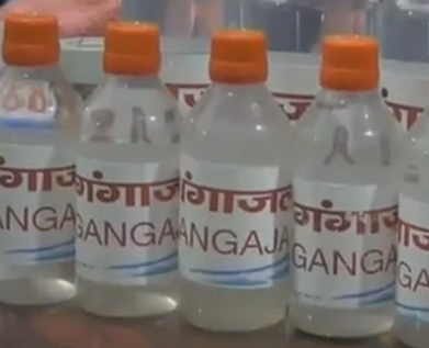 Ιερό νερό από τον Γάγγη, τώρα εμφιαλωμένο και στο σπίτι σας