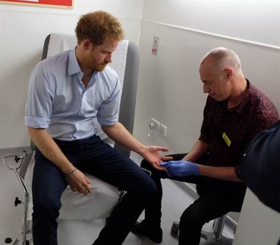 Ο πρίγκιπας Χάρι κάνει τεστ HIV σε ζωντανή μετάδοση στο Facebook