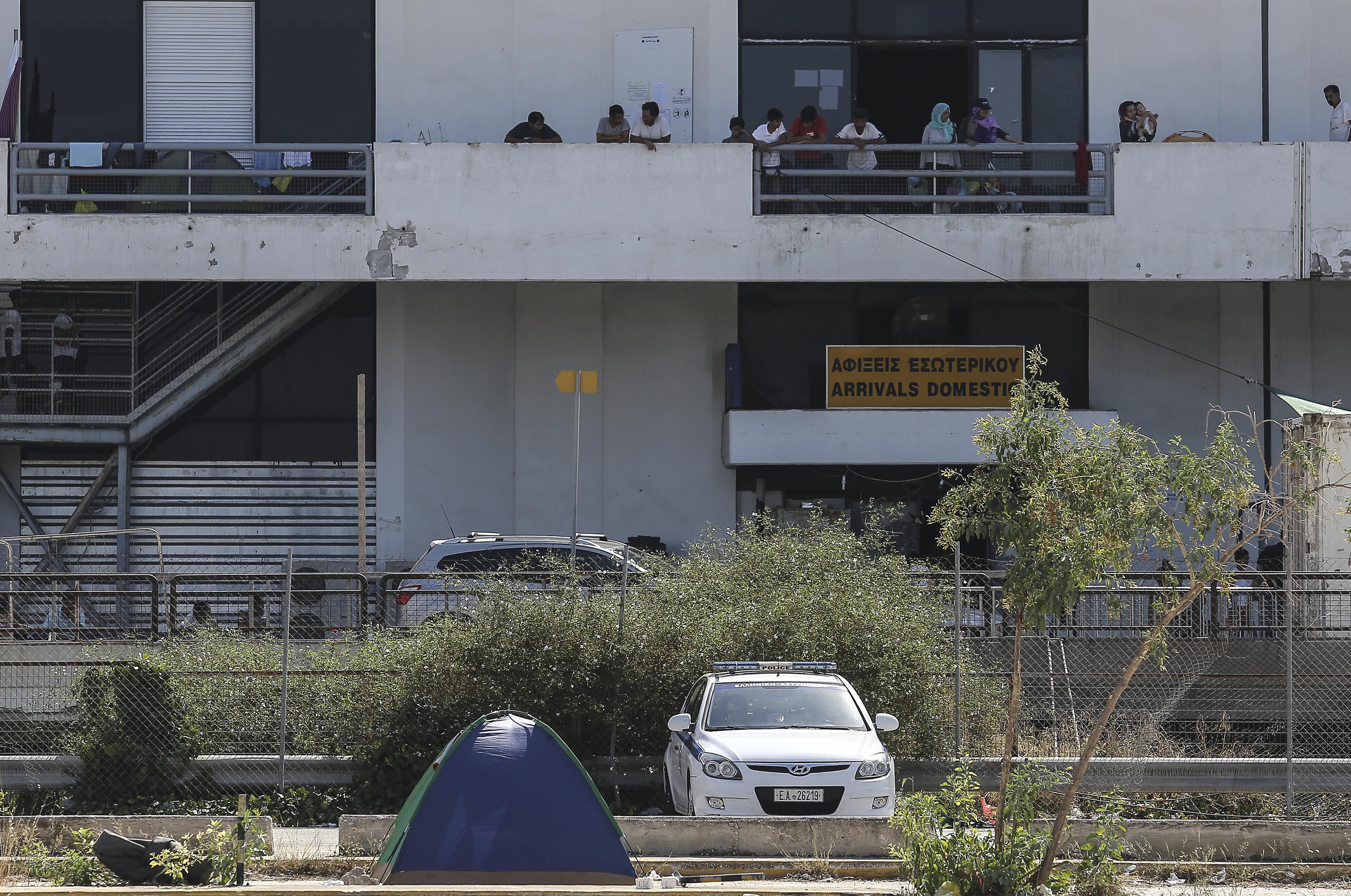 Χειροπέδες σε τρεις για τη δολοφονία νεαρού πρόσφυγα στο Ελληνικό