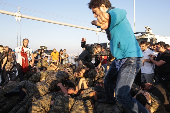 Αγριεμένο πλήθος λίντσαρε στρατιώτη σε γέφυρα του Βοσπόρου