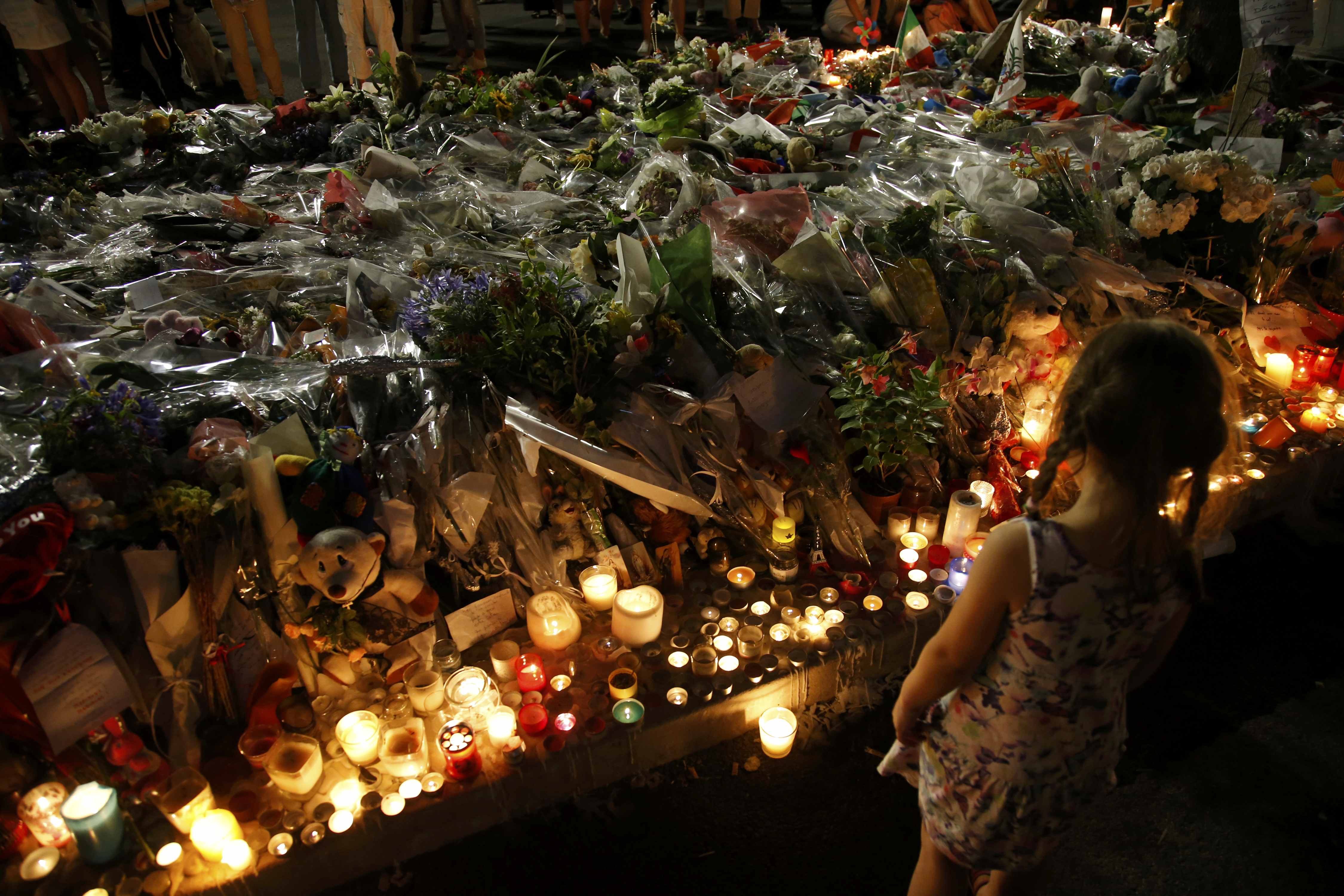 Eκατοντάδες άνθρωποι απέτισαν φόρο τιμής στα θύματα του μακελειού στη Νίκαια