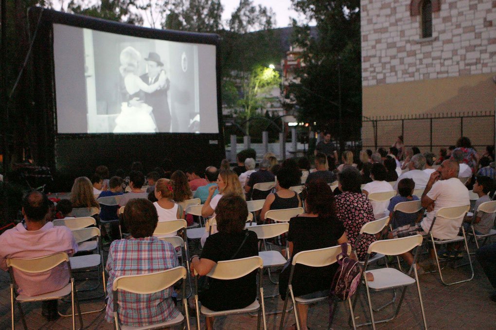 Υπαίθριες προβολές στην παραλία και πλατείες της Γλυφάδας