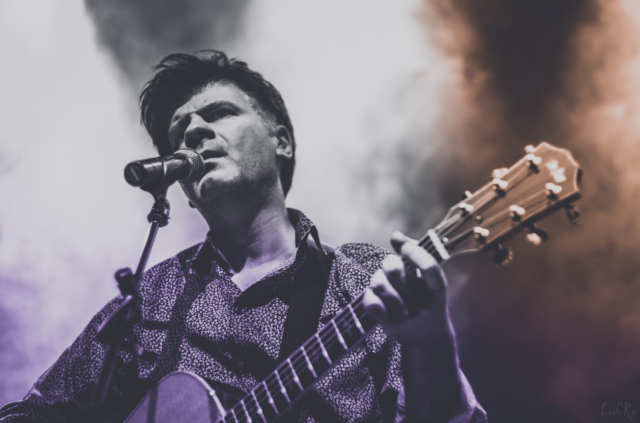 Ο Φοίβος Δεληβοριάς στον πεζόδρομο της Φωκίωνος Νέγρη