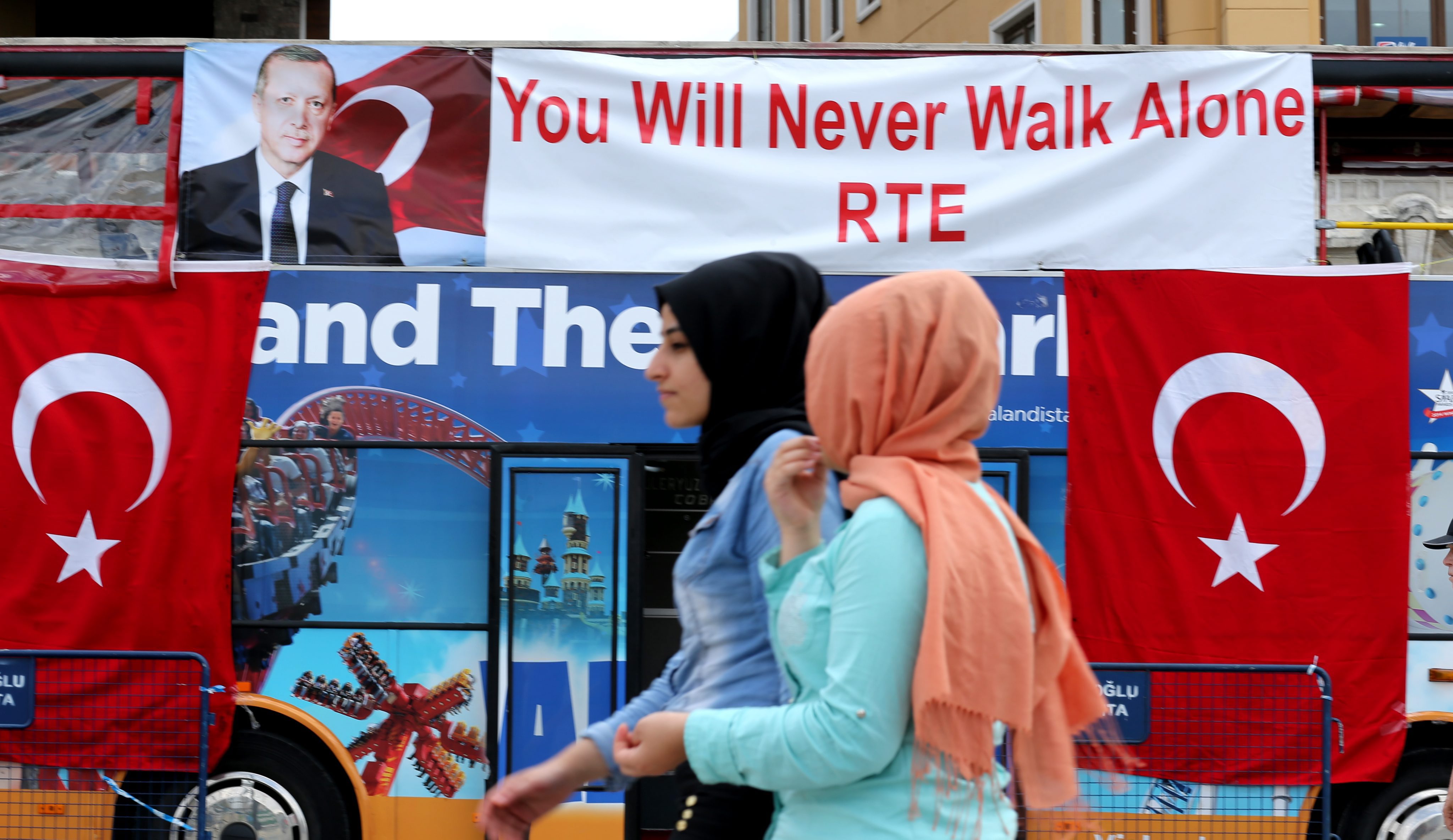 Τουρκία: Πάνω από 60.000 εκκαθαρίσεις, απαγόρευση εξόδου για πανεπιστημιακούς