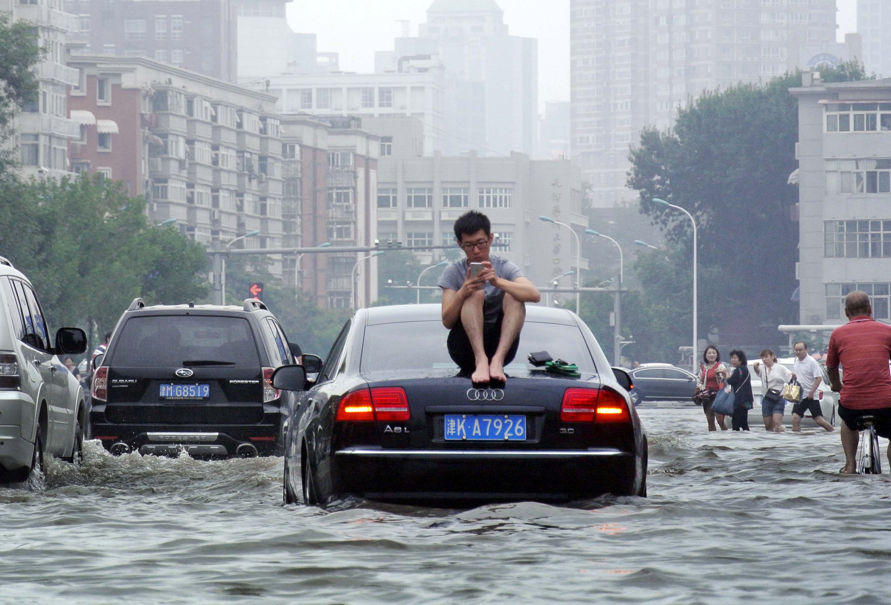 Στο έλεος των πλημμυρών η Κίνα, 15 νεκροί από τις ισχυρές βροχοπτώσεις