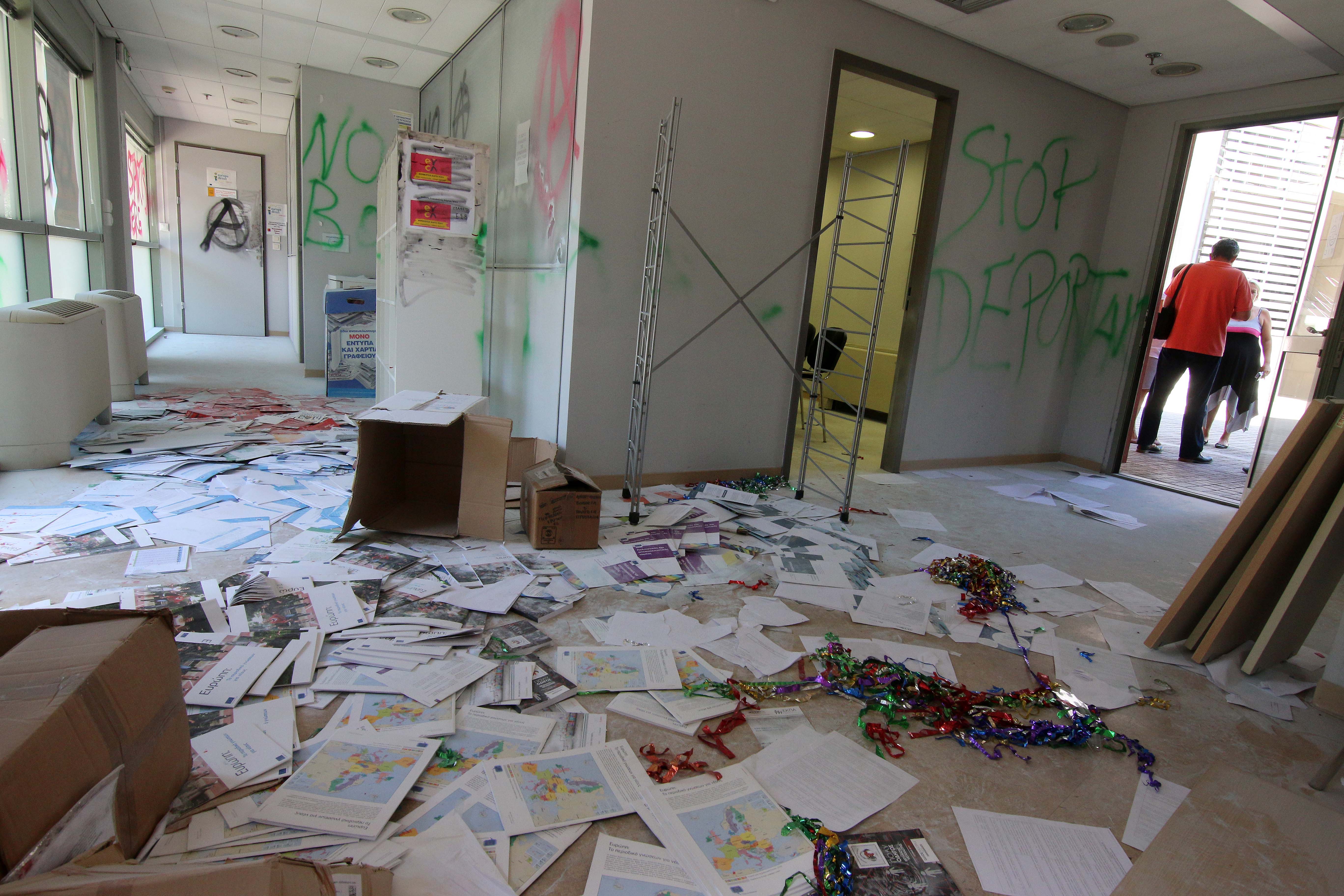 Επίθεση από μέλη του No Border Camp στο δημαρχείο Θεσσαλονίκης